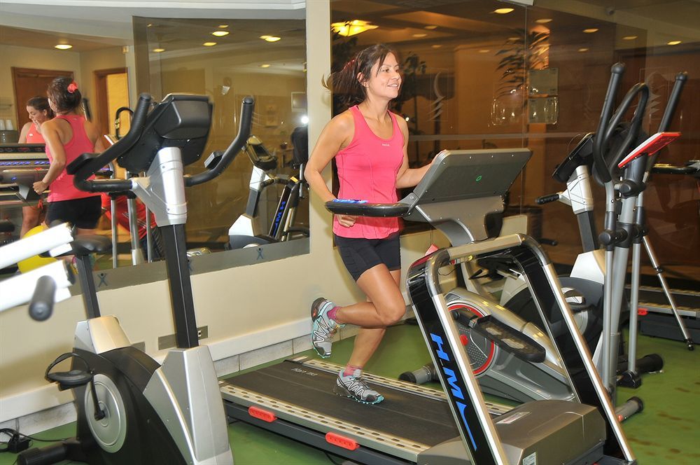 Hotel Regal Pacific Santiago de Chile Exterior foto A woman on a treadmill